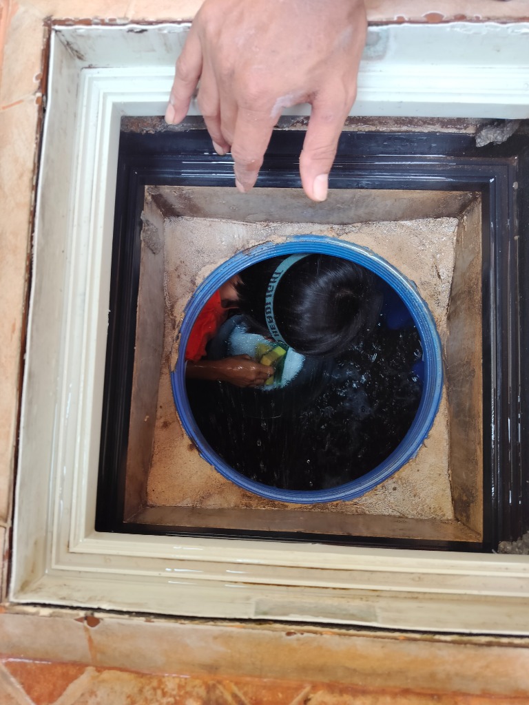 ก่อนล้างถัง - ทีมงานลงขัดล้าง