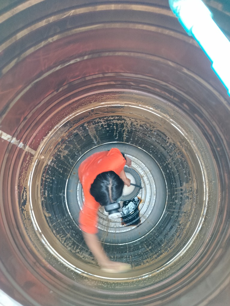 ก่อนล้าง - ถังมีตะไคร่สะสม